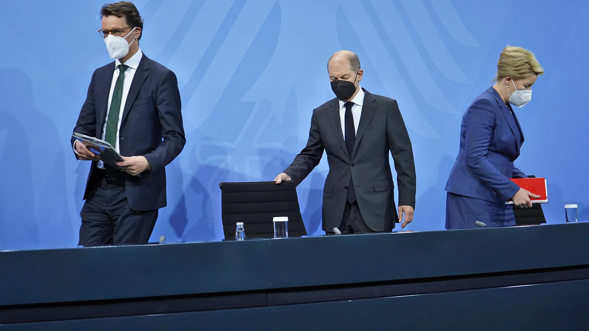 Bundeskanzler Scholz, Ministerpräsident Wüst und Regierende Bürgermeisterin Giffey bei einer Pressekonferenz.