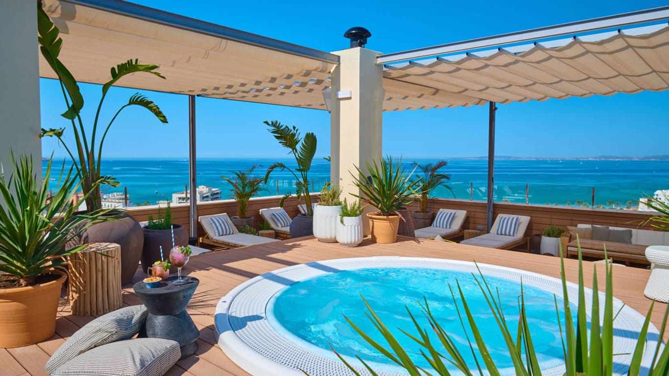 Die Skybar Ihres Hotels bietet gute Drinks, einen Whirlpool, Liegestühle im Schatten und die Aussicht aufs Meer.