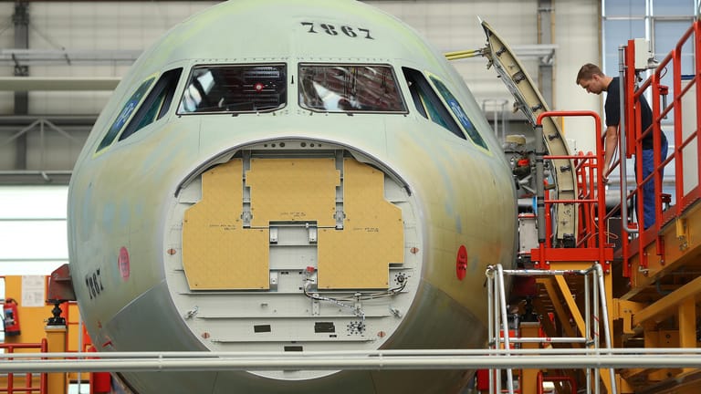 Airbus-Produktion (Symbolbild): Der Flugzeugbauer steckt in einem heftigen Streit mit seinem Kunden Qatar Airways. Es geht um Milliarden.