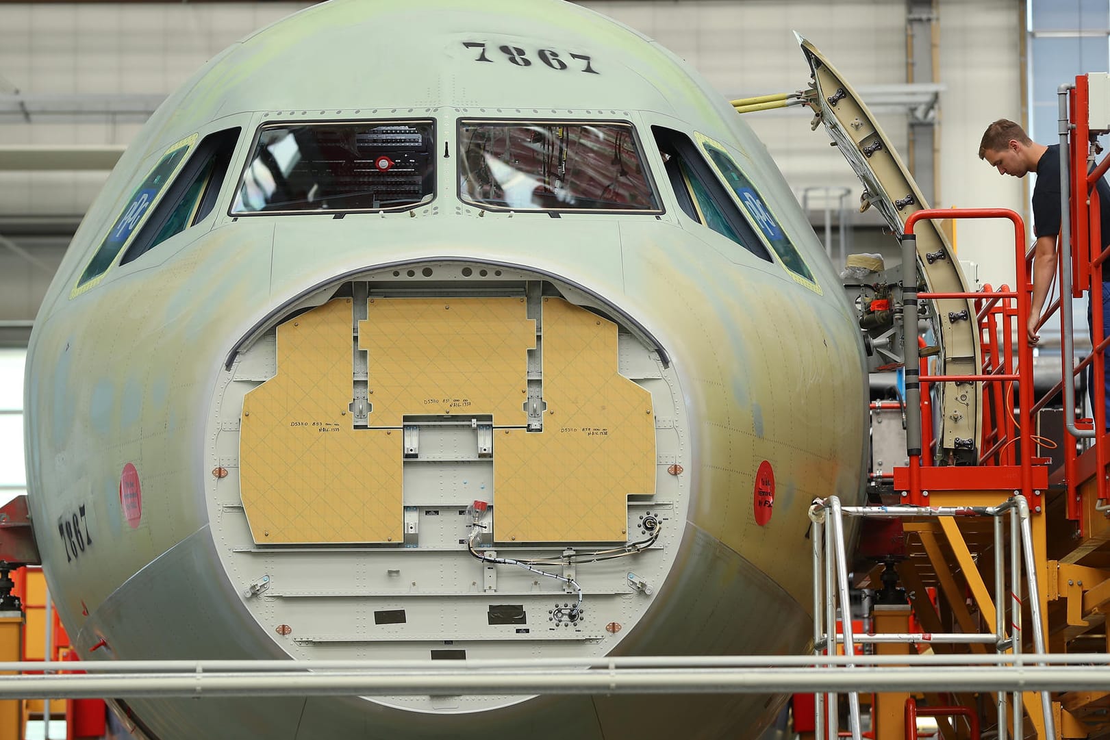 Airbus-Produktion (Symbolbild): Der Flugzeugbauer steckt in einem heftigen Streit mit seinem Kunden Qatar Airways. Es geht um Milliarden. Airbus-Produktion (Symbolbild): Der Flugzeugbauer steckt in einem heftigen Streit mit seinem Kunden Qatar Airways. Es geht um Milliarden.