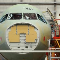 Airbus-Produktion (Symbolbild): Der Flugzeugbauer steckt in einem heftigen Streit mit seinem Kunden Qatar Airways. Es geht um Milliarden.