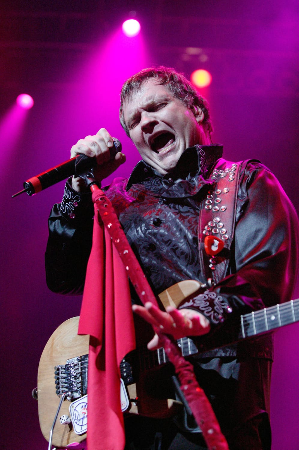 2003 brach der Sänger während eines Konzerts in der Wembley Arena zusammen. Vier Tage später unterzog er sich einer Herzoperation.
