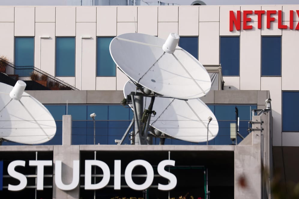 Netflix-Studios (Symbolbild): Die hohe Konkurrenz lässt die Preise für eigene Produktionen in die Höhe schießen.