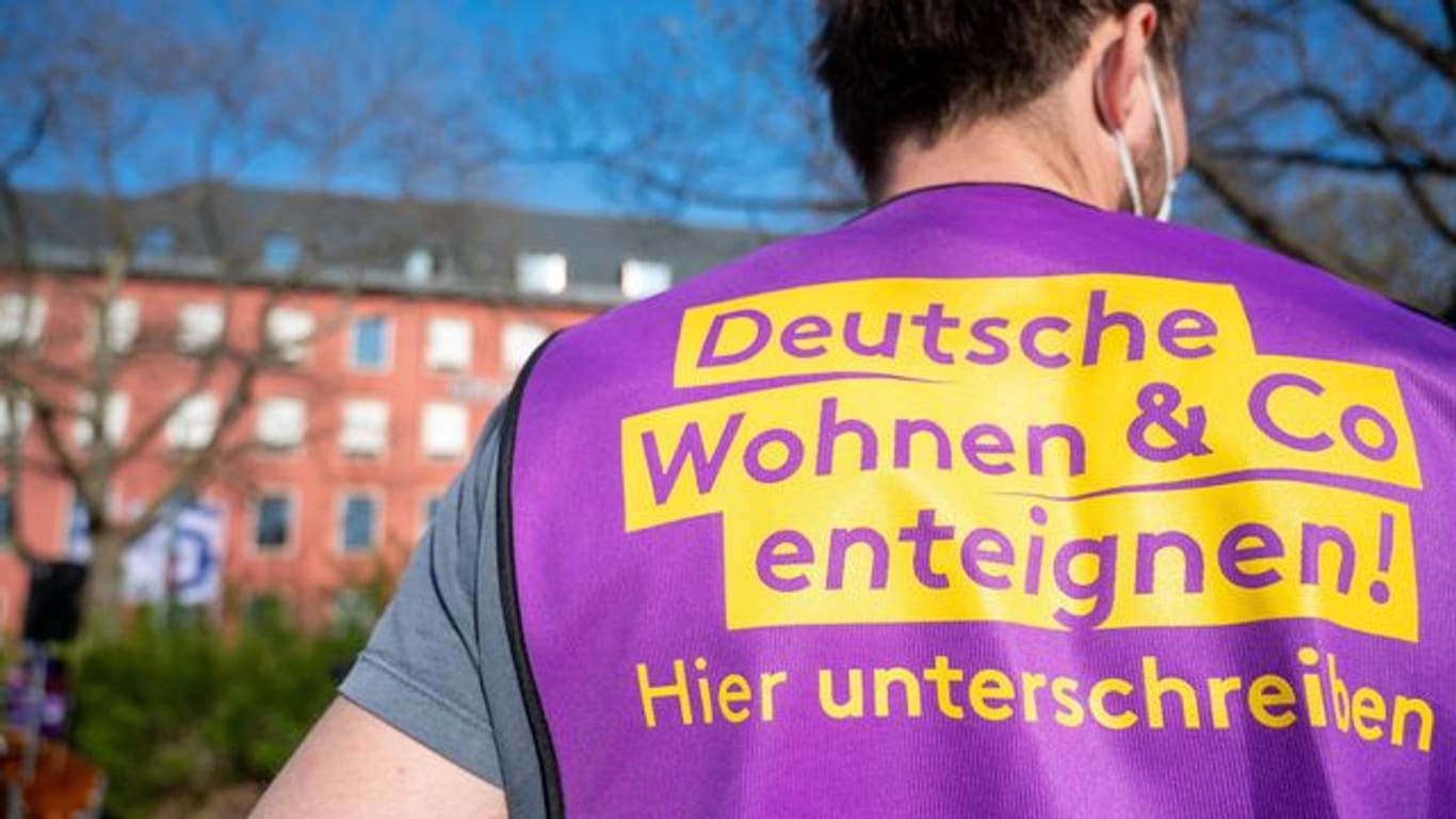 Auf einer Weste steht "Deutsche Wohnen & Co enteignen! - Hier unterschreiben" (Symbolbild): Für die Initiative ist das Bündnis gescheitert.