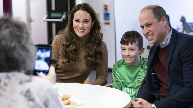 Prinz William und Herzogin Kate mit dem elfjährigen Deacon Glover im Clitheroe Community Hospital in Burnley. Prinz William und Herzogin Kate mit dem elfjährigen Deacon Glover im Clitheroe Community Hospital in Burnley.