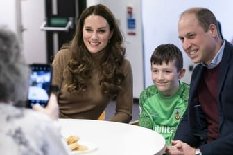 Prinz William und Herzogin Kate mit dem elfjährigen Deacon Glover im Clitheroe Community Hospital in Burnley.