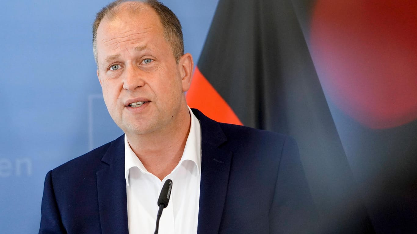 NRW-Familienminister Joachim Stamp (FDP) bei einer Pressekonferenz (Archivbild): Eine Testpflicht an Kitas hält der Minister für "schwierig".