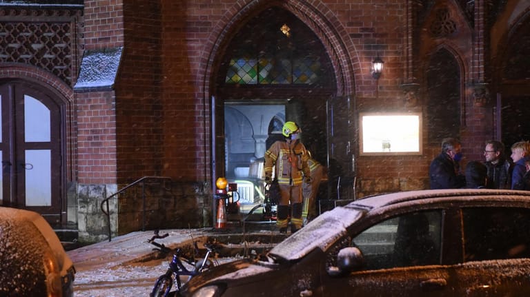 Feuerwehrkräfte an der Paul-Gerhardt-Kirche: Durch den Rauch hat sich im Kirchenraum Ruß abgelagert.