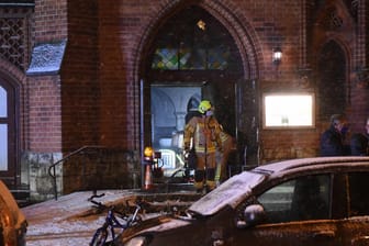 Feuerwehrkräfte an der Paul-Gerhardt-Kirche: Durch den Rauch hat sich im Kirchenraum Ruß abgelagert.