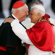Papst Benedikt XVI. (r) umarmt den ehemaligen Kardinal und Erzbischof von München und Freising Friedrich Wetter: Die Staatsanwaltschaft ermittelt nach einem Gutachten, das auch die beiden Geistlichen belastet.