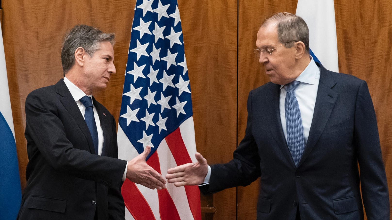 Antony Blinken (l.) und Sergej Lawrow: Die Außenminister begrüßten sich vor dem Treffen mit Handschlag.