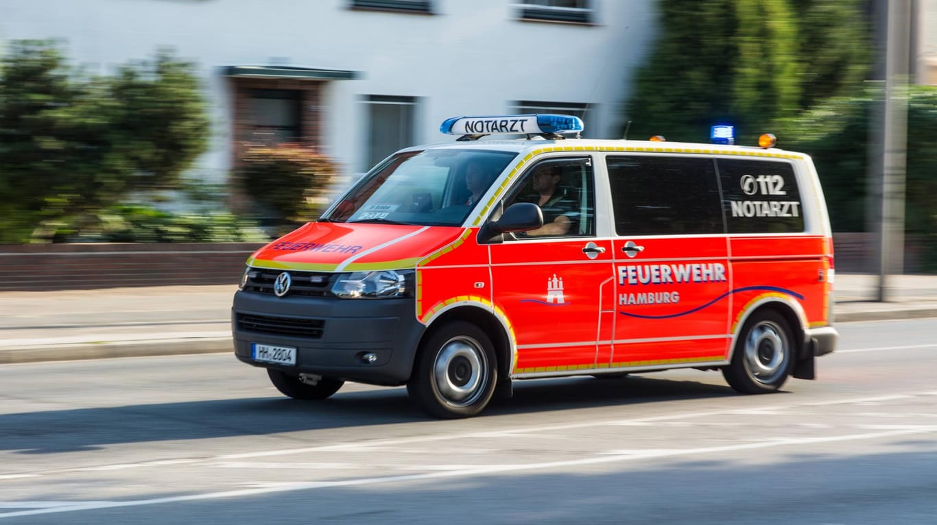Notarztwagen der Feuerwehr Hamburg fährt zu einem Rettungseinsatz (Symbolbild): Der mutmaßliche Täter soll selbst den Notruf gewählt haben.