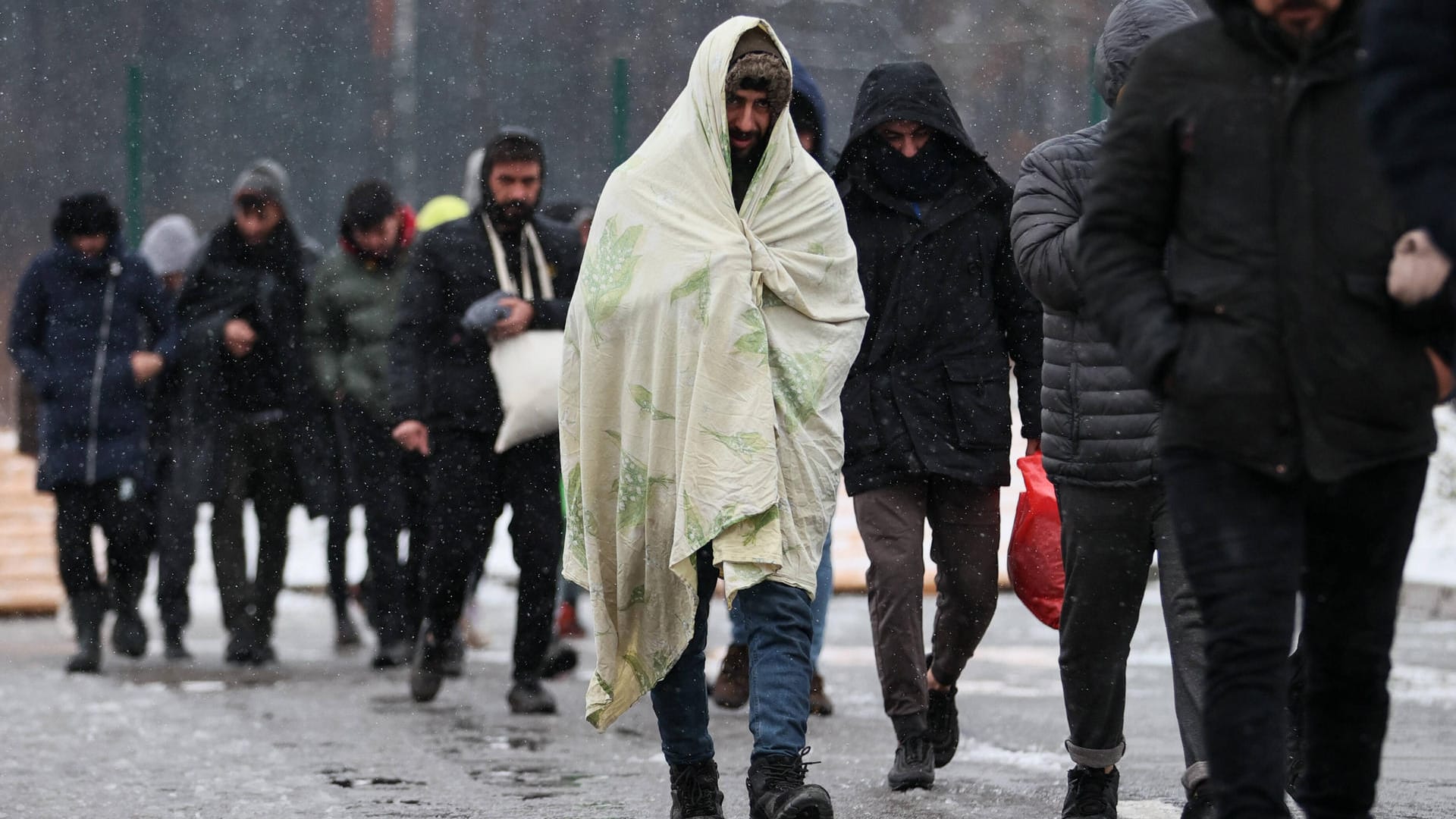 Flüchtlinge im Grenzgebiet von Polen und Belarus: Die Menschenrechtsbeauftragte der Bundesregierung kritisiert die Zustände, in denen die Migranten in Polen ausharren. (Archivfoto)