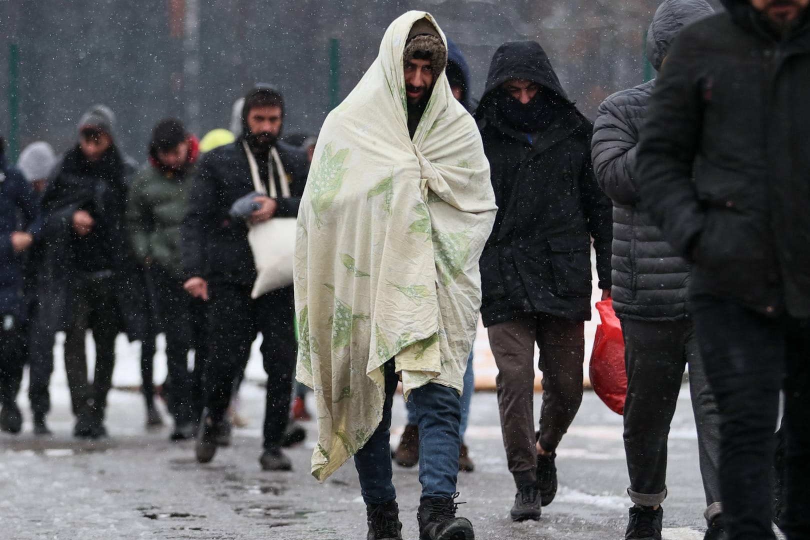 Flüchtlinge im Grenzgebiet von Polen und Belarus: Die Menschenrechtsbeauftragte der Bundesregierung kritisiert die Zustände, in denen die Migranten in Polen ausharren. (Archivfoto)