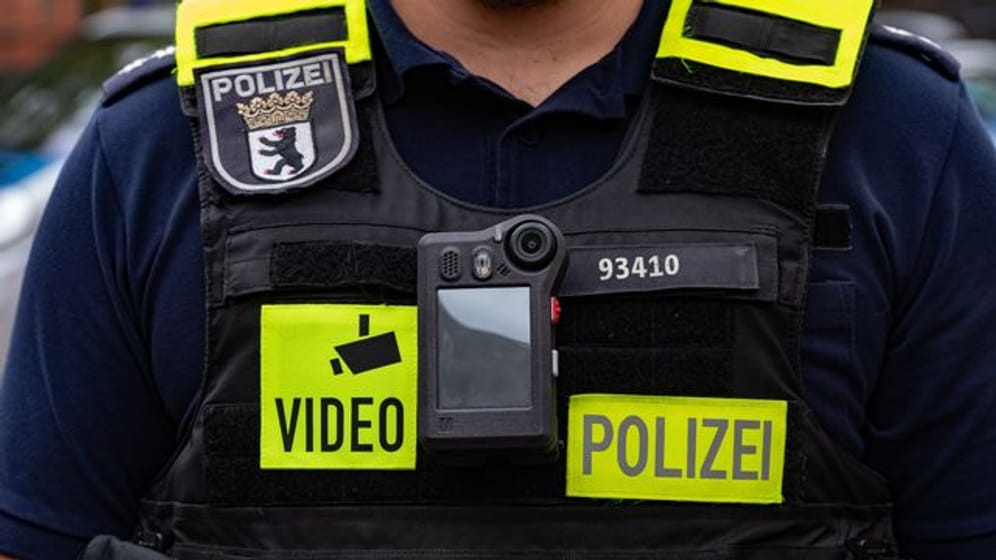 Berliner Polizist mit Bodycam an Uniform (Archivbild): Mit einer Marge von 300 Stück werden Polizei und Feuerwehr neu ausgestattet.