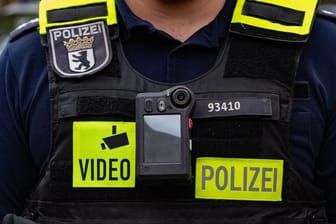 Berliner Polizist mit Bodycam an Uniform (Archivbild): Mit einer Marge von 300 Stück werden Polizei und Feuerwehr neu ausgestattet.