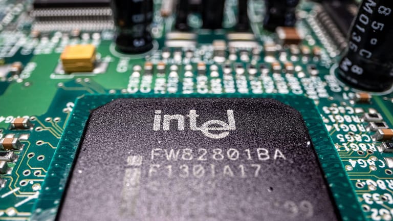 Ein Mikroprozessor von Intel (Symbolbild): Der Konzern will mit eigenen Chip-Fabriken gegen den Halbleiter-Mangel vorgehen.