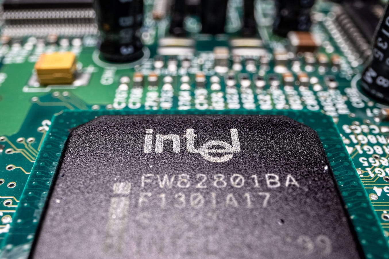 Ein Mikroprozessor von Intel (Symbolbild): Der Konzern will mit eigenen Chip-Fabriken gegen den Halbleiter-Mangel vorgehen. Ein Mikroprozessor von Intel (Symbolbild): Der Konzern will mit eigenen Chip-Fabriken gegen den Halbleiter-Mangel vorgehen.