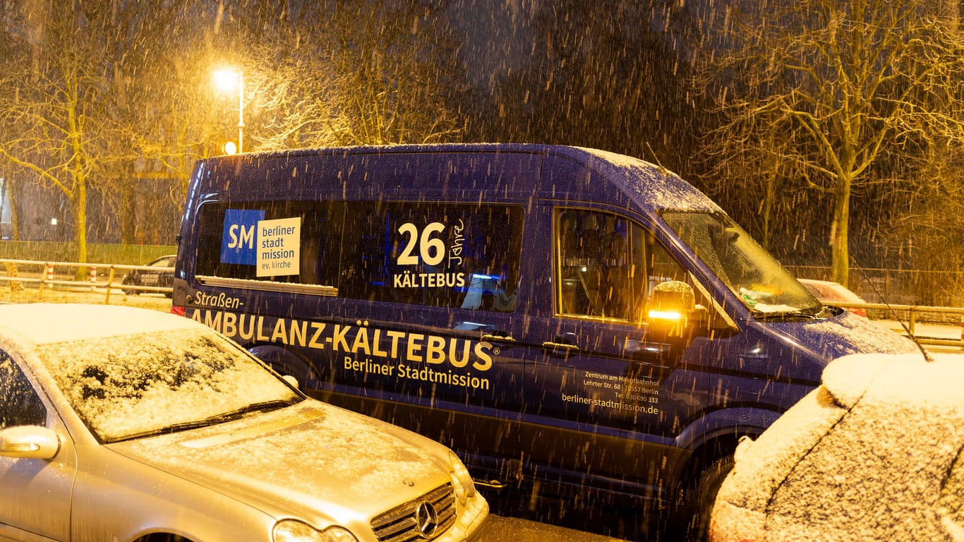 Der Kältebus im Schneetreiben: In der Nacht rollte das Fahrzeug erst um 4.20 morgens zurück auf den Hof der Berliner Stadtmission.