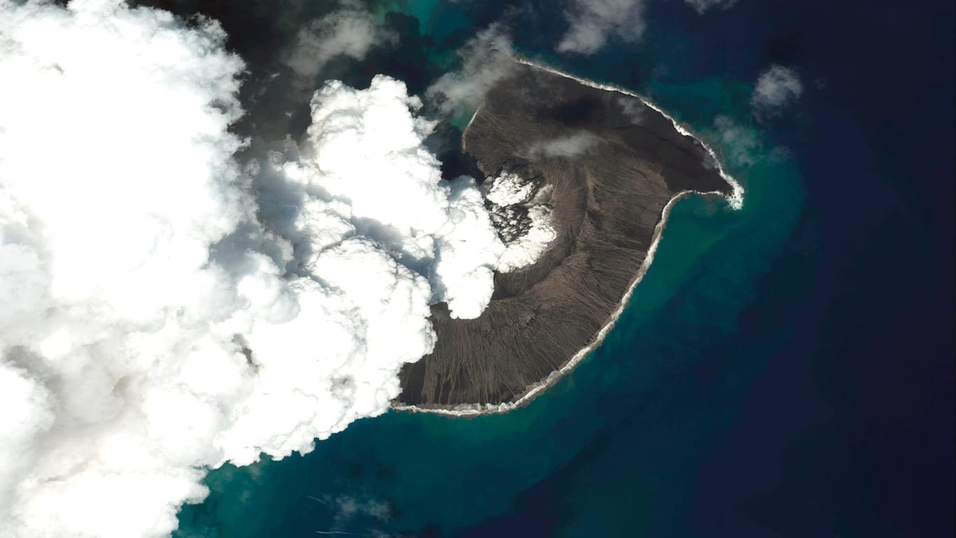 Das Satellitenbild zeigt aufsteigenden Dampf- und Gaswolken über den Vulkan Hunga-Tonga-Hunga-Ha'apai (Archivbild): Die Kommunikation mit Tonga wird nach dem Ausbruch des Untersee-Vulkans voraussichtlich wochenlang beeinträchtigt bleiben.