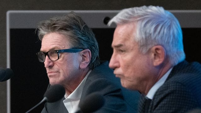 Manfred Lucha (l, Bündnis 90/Die Grünen), Minister für Soziales und Integration in Baden-Württemberg, und Thomas Strobl (CDU), Innenminister von Baden-Württemberg sitzen gemeinsam im Landtag. Manfred Lucha (l, Bündnis 90/Die Grünen), Minister für Soziales und Integration in Baden-Württemberg, und Thomas Strobl (CDU), Innenminister von Baden-Württemberg sitzen gemeinsam im Landtag.