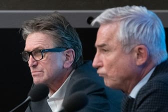 Manfred Lucha (l, Bündnis 90/Die Grünen), Minister für Soziales und Integration in Baden-Württemberg, und Thomas Strobl (CDU), Innenminister von Baden-Württemberg sitzen gemeinsam im Landtag.