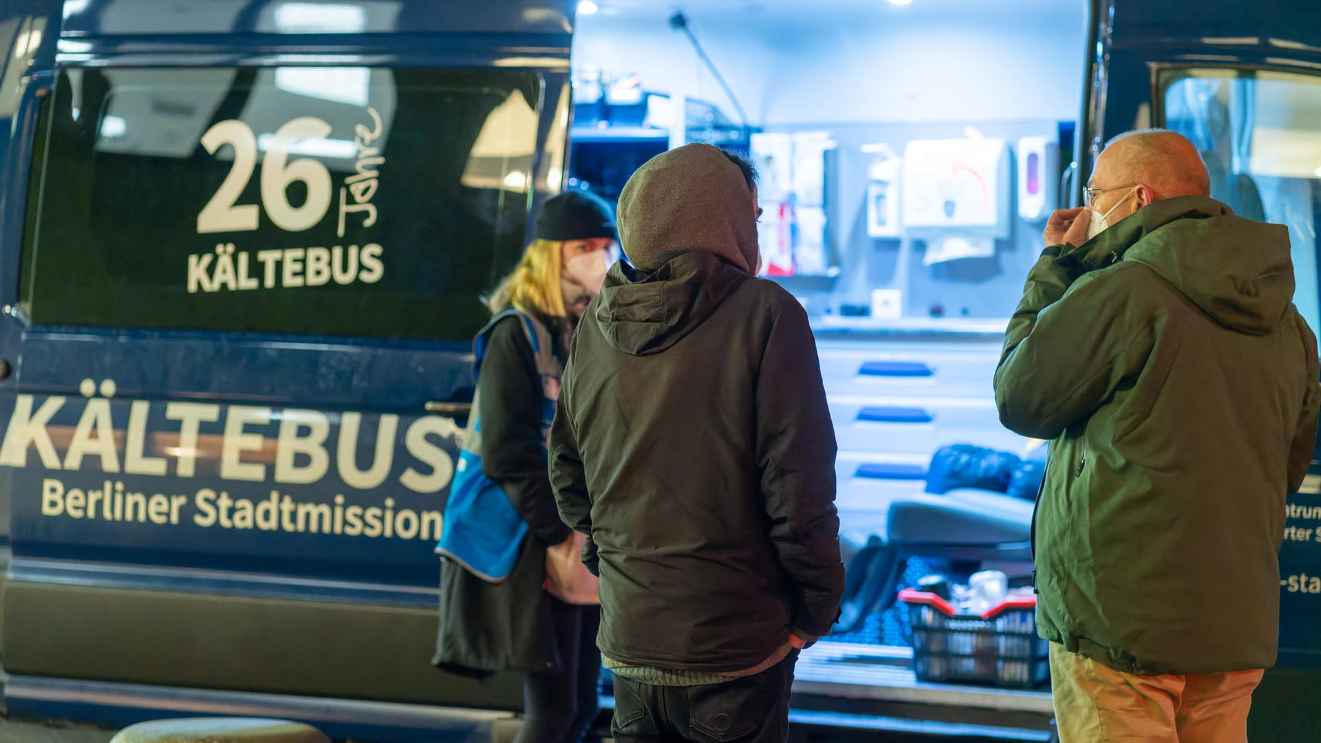 Yud steht mit Karla und Olli vor dem Kältebus: Der Flüchtling aus Syrien hatte kein Gepäck, als er aus dem Krankenhaus geschmissen wurde.