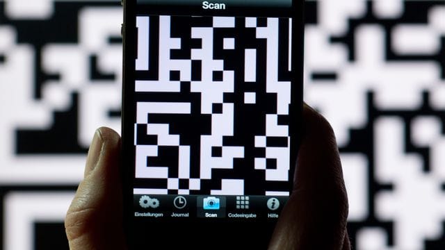 Mit einem QR-Code kann man auf Informationen zu greifen.