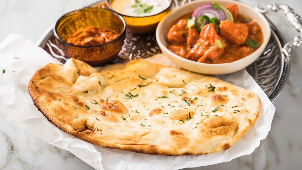 Nach Rezept: Flache Brote wie der Naan-Fladen gelingen auch im heimischen Ofen.