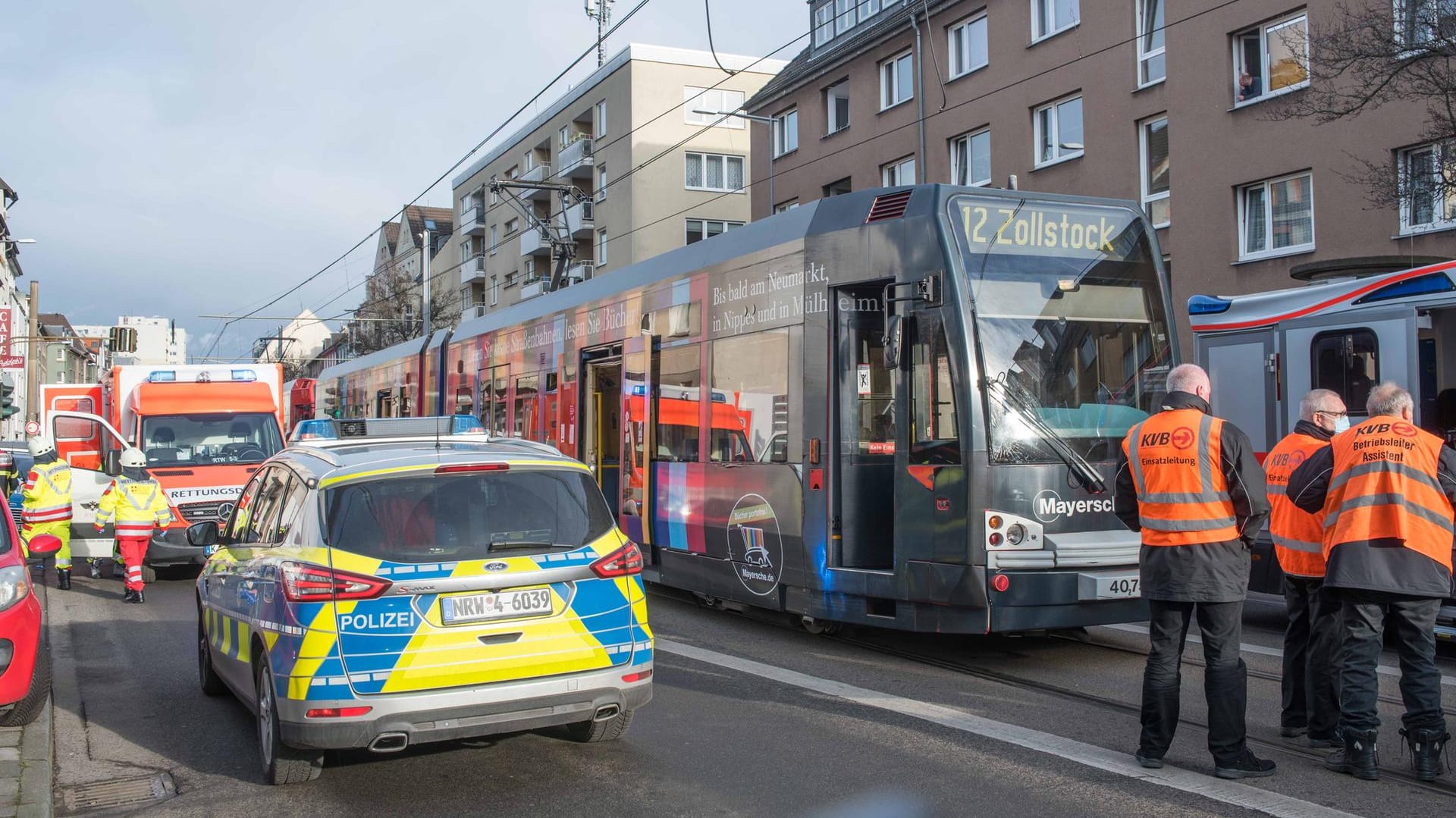 Unfallstelle auf der Neusser Straße: Ersten Erkenntnissen zufolge hatte der 79-Jährige versucht, die Fahrbahn an einer Ampel zu überqueren.