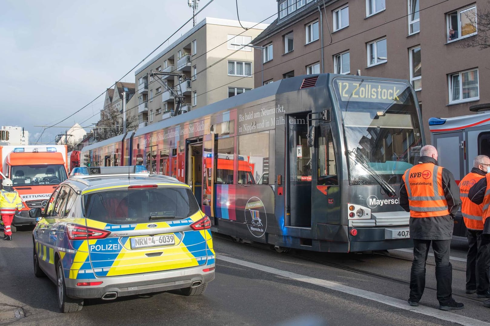 Unfallstelle auf der Neusser Straße: Ersten Erkenntnissen zufolge hatte der 79-Jährige versucht, die Fahrbahn an einer Ampel zu überqueren.