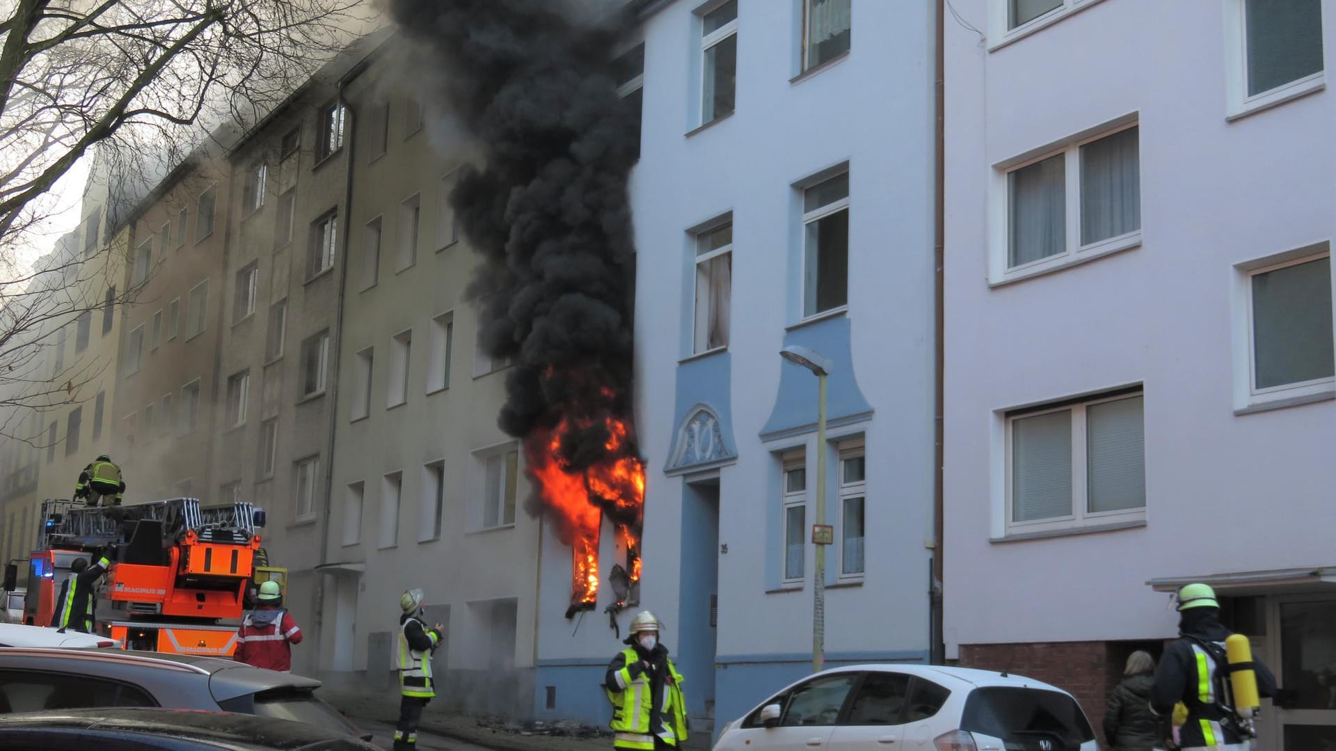 Die brennende Wohnung: Eine schwarze Rauchwolke war über Essen zu sehen.