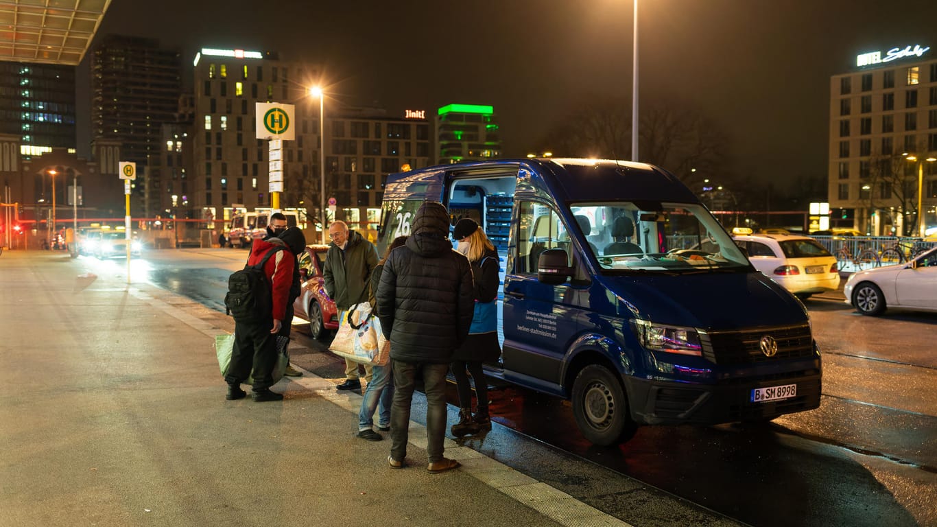 Der Kältebus vor dem Ostbahnhof erregt die Aufmerksamkeit der sich dort wärmenden Obdachlosen: Kaffee und Essen werden verteilt. Als die Stimmung kippt, muss der Bus schnell weiter.