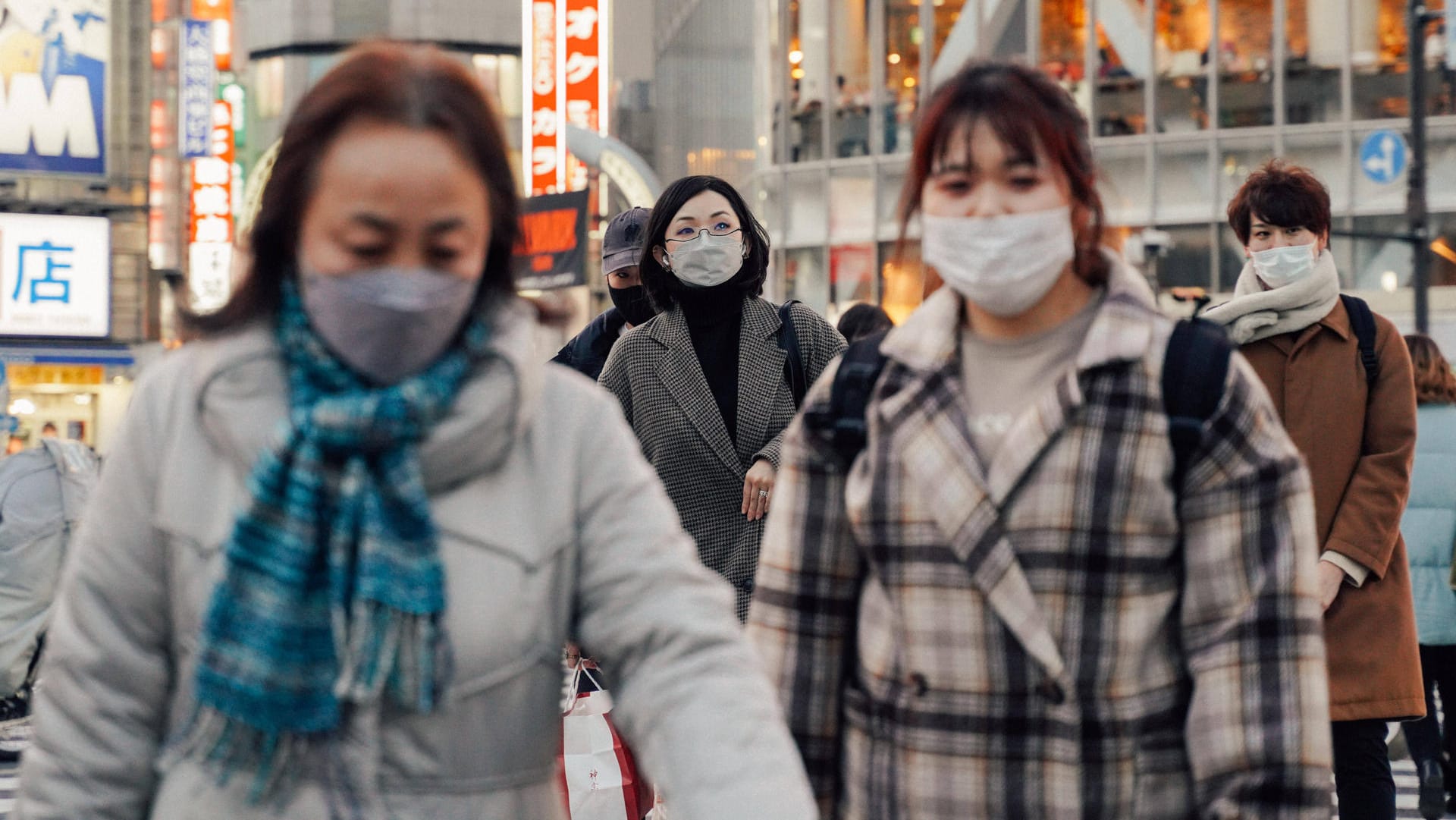 Passanten in Tokio: Japan gilt ab Sonntag als Corona-Hochrisikogebiet. (Symbolfoto)