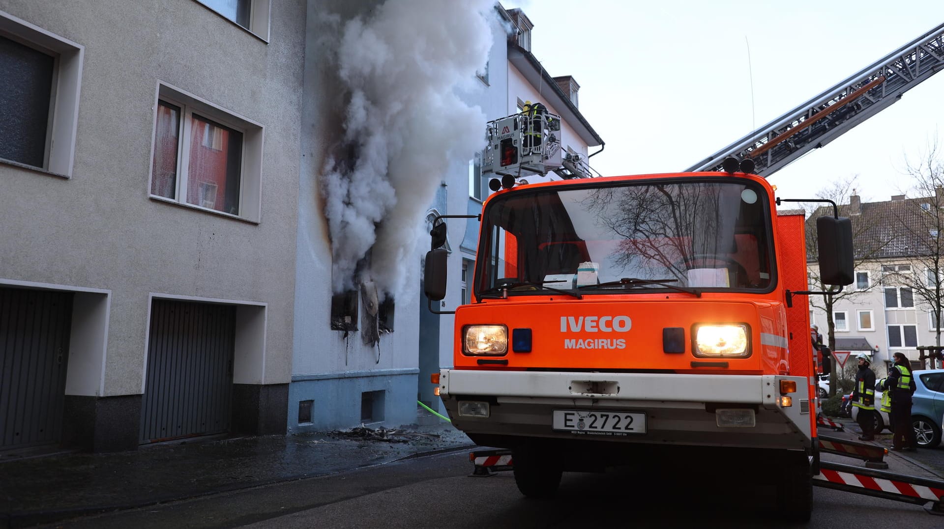 Dichter Qualm steigt aus einem Mehrfamilienhaus hervor: Die Polizei war im Mittag noch mit Nachlöscharbeiten beschäftigt.