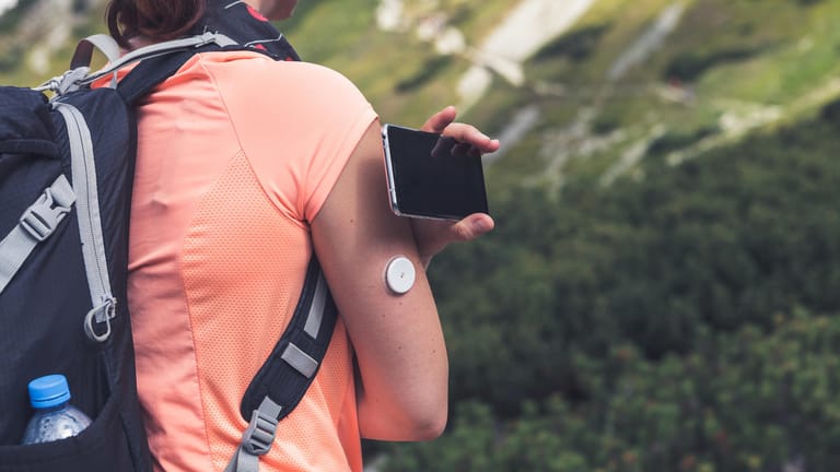 Spezielle Apps helfen Diabetikern, ihre Blutzuckerwerte zu dokumentieren. Gemessen wird über einen kleinen Sensor, der in der Regel am Bauch oder Oberarm unter der Haut sitzt.