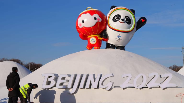 Olympia-Maskottchen: Shuey Rhon Rhon (l.) ist die Wappenfigur für die Paralympischen Spiele. Das Olympische Maskottchen Bing Dwen Dwen (r.) soll Stärke und Willenskraft der Athletinnen und Athleten vekörpern.