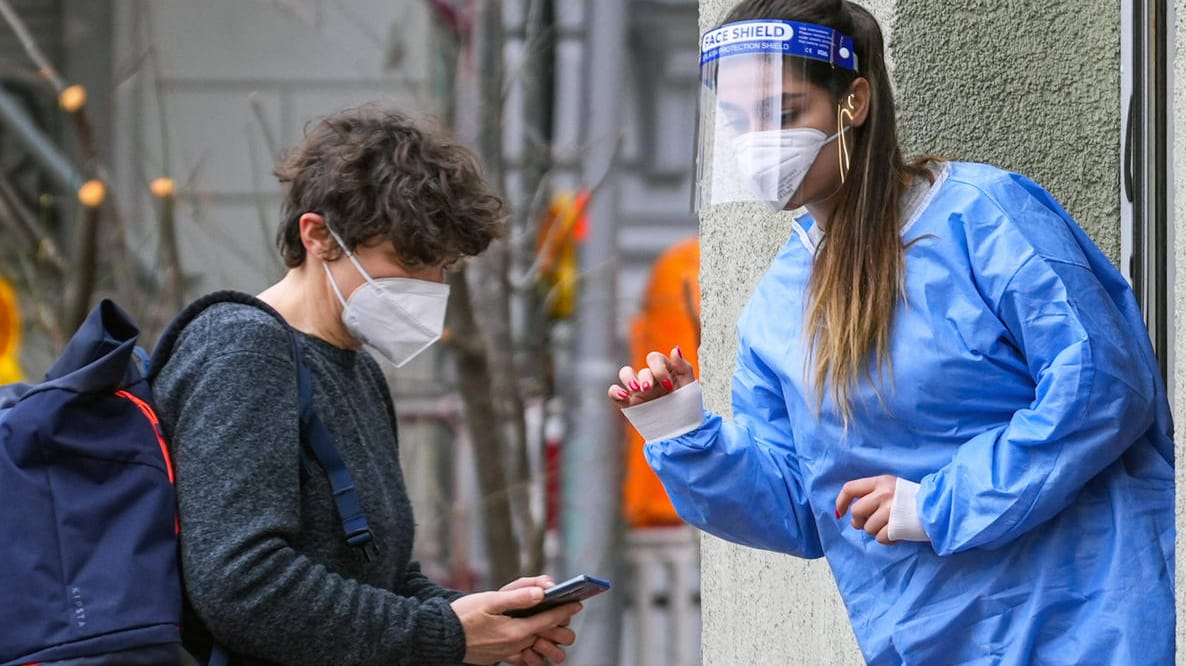 Szene vor einem Berliner Testzentrum: Omikron verbreitet sich schnell, verursacht aber offensichtlich weniger schwere Erkrankungen.