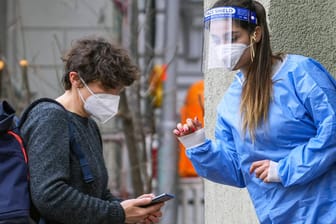 Szene vor einem Berliner Testzentrum: Omikron verbreitet sich schnell, verursacht aber offensichtlich weniger schwere Erkrankungen.