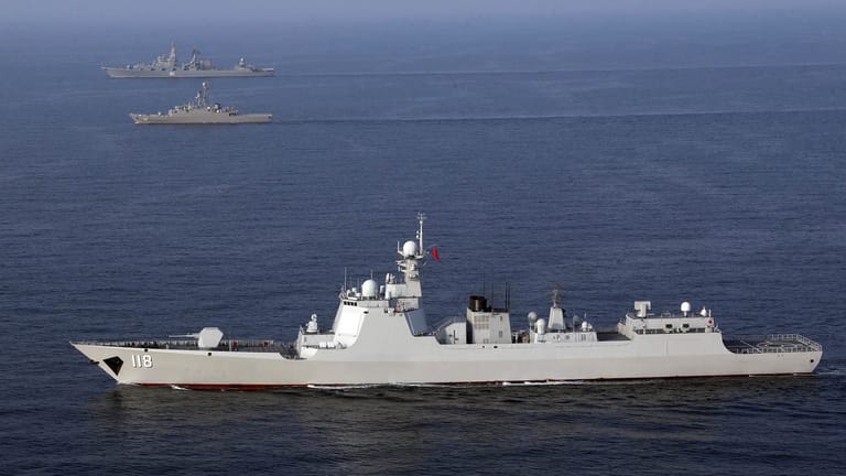 Kriegsschiffe nehmen an einer gemeinsamen Marineübung des Iran, Russlands und Chinas im Indischen Ozean teil: Die Übung soll zur Verbesserung der Abwehr von Piratenangriffen dienen.