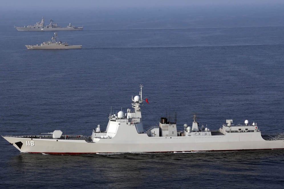 Kriegsschiffe nehmen an einer gemeinsamen Marineübung des Iran, Russlands und Chinas im Indischen Ozean teil: Die Übung soll zur Verbesserung der Abwehr von Piratenangriffen dienen.