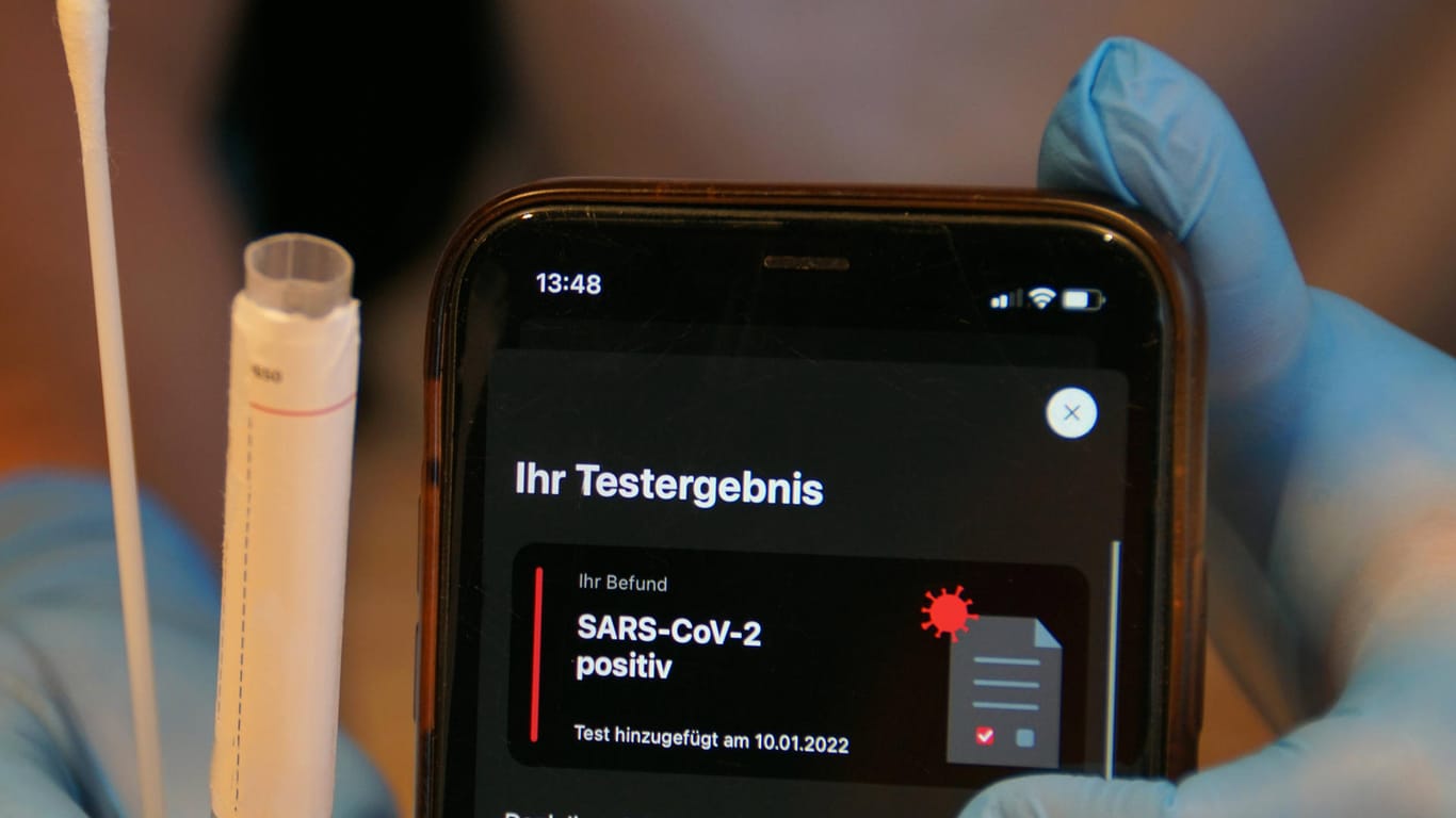 Positiver Corona PCR Test (Symbolbild): Wer in Düsseldorf positiv auf Coroba getestet wird, muss seine Kontakte jetzt eigenständig nachverfolgen.
