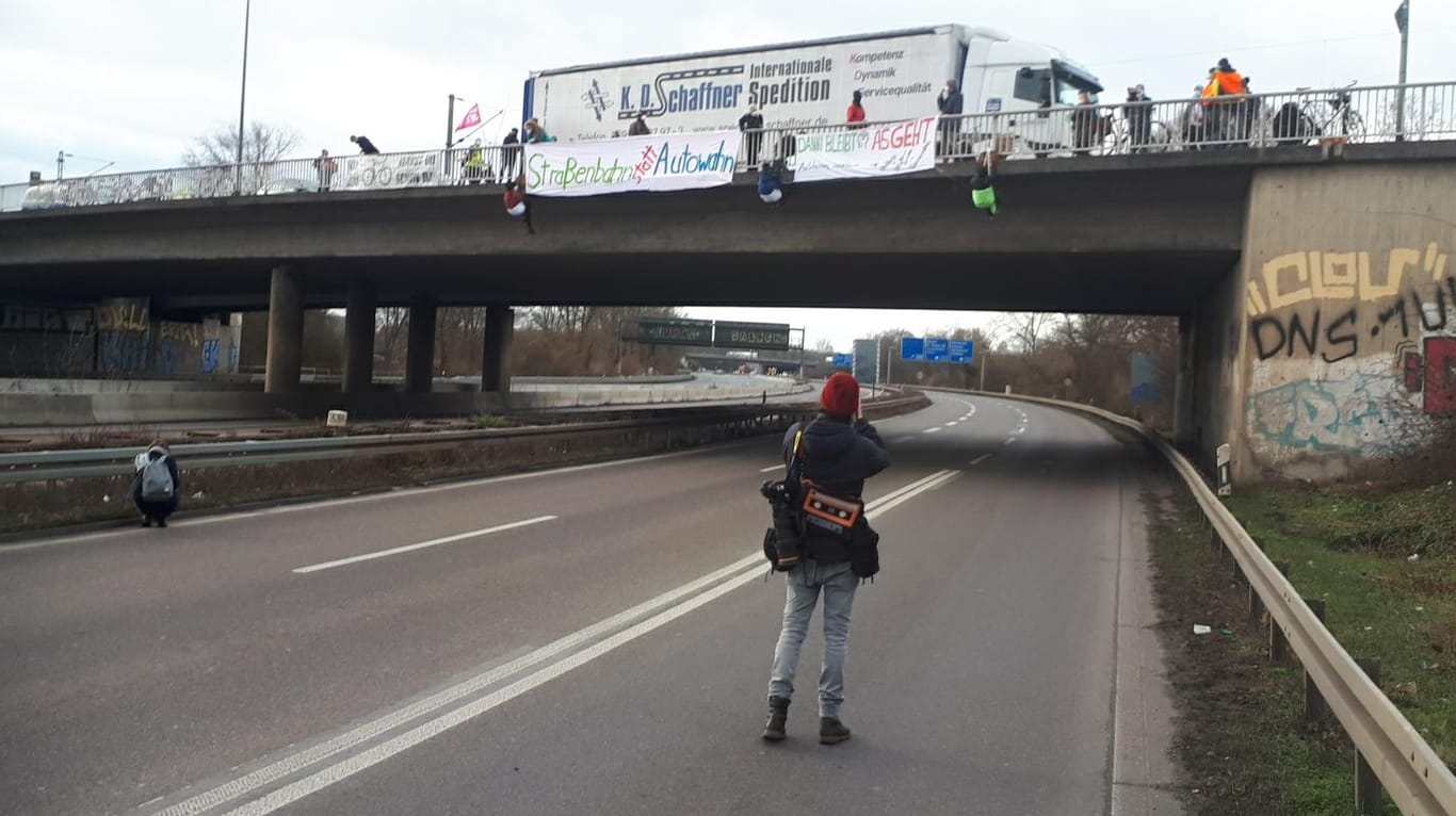 Nichts geht mehr auf der Autobahn: Die Aktivisten am Freitag bei ihrer Aktion.