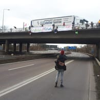 Nichts geht mehr auf der Autobahn: Die Aktivisten am Freitag bei ihrer Aktion.