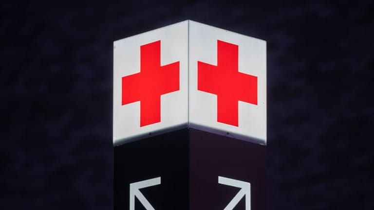 Hinweis an einem Krankenhaus (Symbolbild): Aus der Politik kommt der Ruf nach Aufklärung.