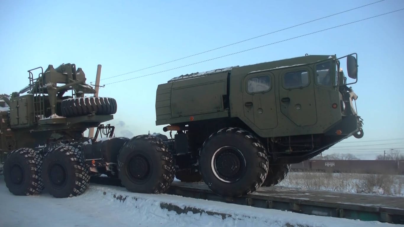Ein russisches Militärfahrzeug wird in Belarus verladen: Die beiden Länder planen Mitte Februar gemeinsame Manöver an der ukrainischen Grenze.