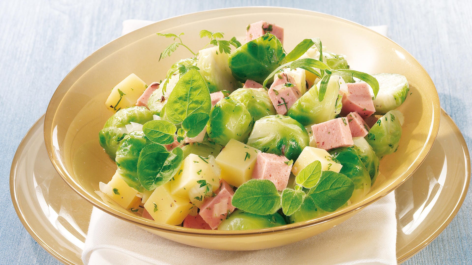 Rosenkohlsalat: Mit Käse und Fleischwurst harmoniert das Gemüse sehr gut.