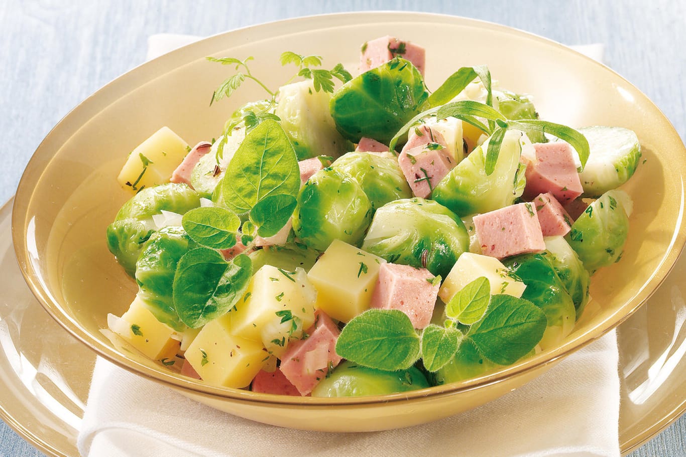 Rosenkohlsalat: Mit Käse und Fleischwurst harmoniert das Gemüse sehr gut.