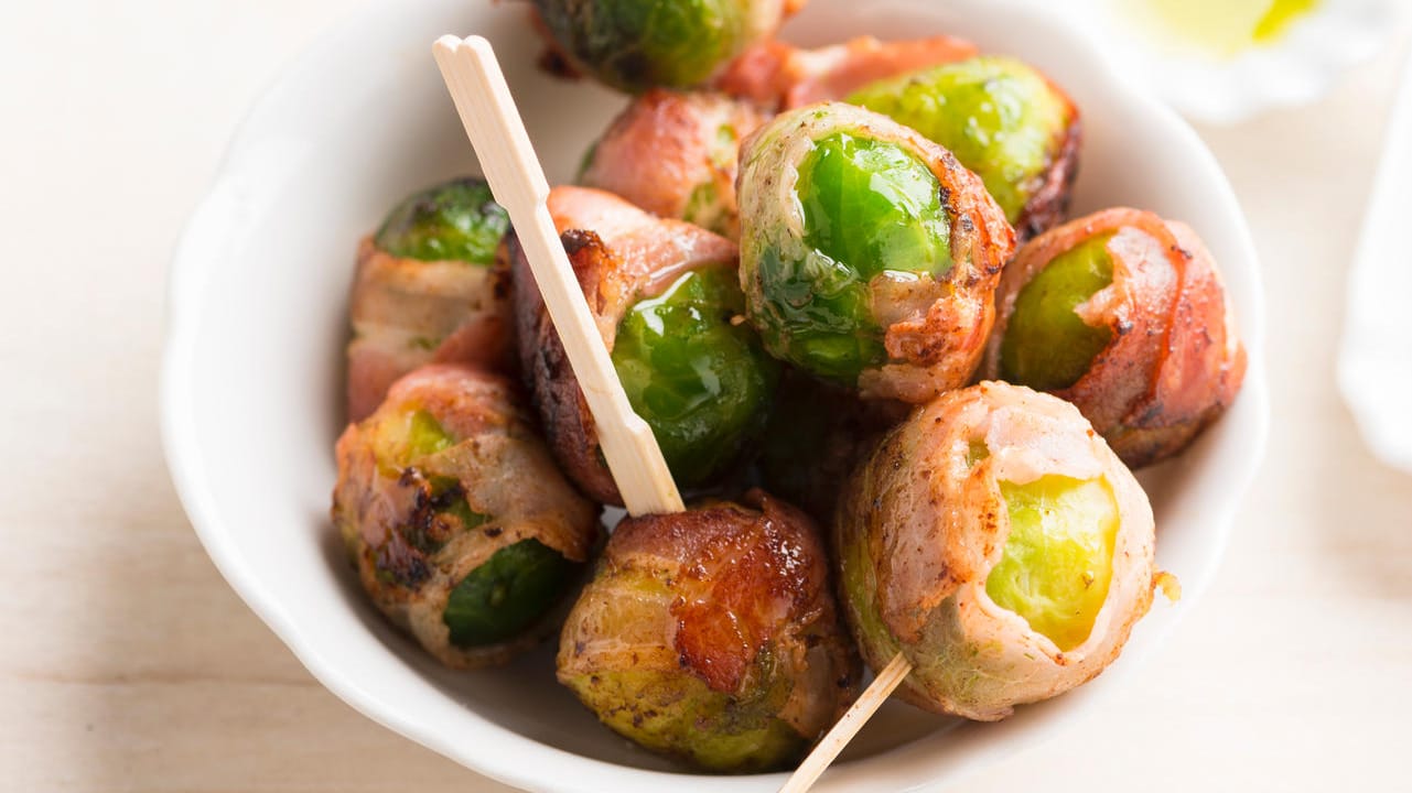 Fingerfood: Die kleinen Speck-Rosenkohl-Päckchen sind schnell und einfach gemacht.