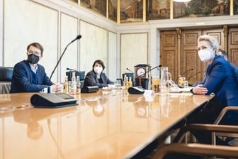 Bundesgesundheitsminister Karl Lauterbach SPD, und die Ministerpräsidentin von Mecklenburg-Vorpommern, Manuela Schwesig SPD im Rahmen einer Kabinettssitzung in Schwerin: Sie werden am Montag ebenfalls beraten.